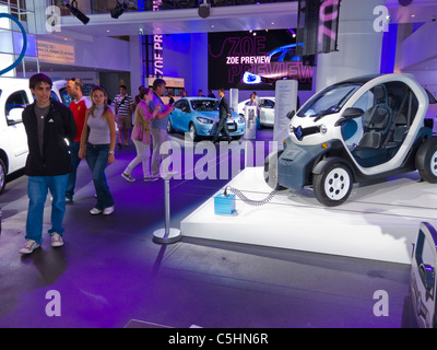 Paris, France, petite foule, famille visitant à l'intérieur de Renault car Showroom, affichage de nouvelles voitures vertes, voitures électriques, à vendre, france produits finis, paris innovation moderne Banque D'Images