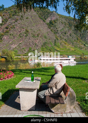 Senioren auf einer Parkbank mit Blick auf die Mosel, Cochem, vieux couple sur un banc avec vue de la Moselle, Moselle, automne Banque D'Images