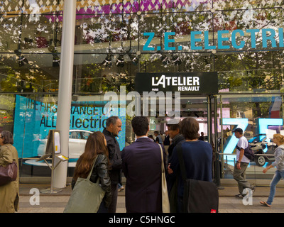 Paris, France, Groupe d'hommes Shopping, Renault car Showroom sur l'avenue des champs-Elysées, Affichage de nouvelles voitures électriques vertes, électrique Banque D'Images