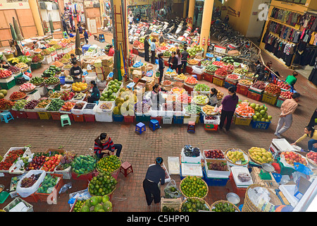 Cdm Market, un marché saturé typique qui vendent de tout, des aliments aux biens du ménage dans le quartier historique du vieux quartier de Hanoi Banque D'Images