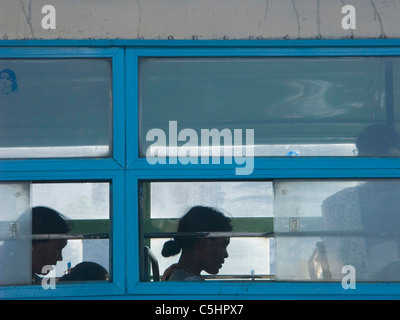 Les passagers des autobus et à la gare de Bangalore, Inde Banque D'Images