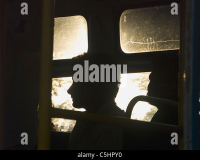 Les passagers des autobus et à la gare de Bangalore, Inde Banque D'Images