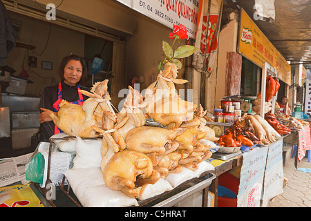 Femme vend à l'extérieur du poulet, un typique marché CDM, trépidant marché bondé qui vendent de tout, des aliments aux vêtements à Hanoi Banque D'Images