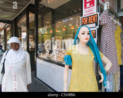 Les immigrants de l'Asie du Sud et les Américains d'origine sud-asiatique de shopping dans un magasin avec un mannequin à peau blanche portant au sud Banque D'Images