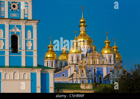 Les dômes oignon doré de St Michaels Monastère et la tour de l'horloge. ciel bleu clair Banque D'Images