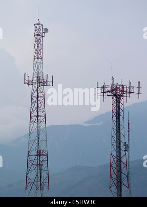 Des tours de téléphonie cellulaire à Santiago Atitlan, Guatemala Banque D'Images