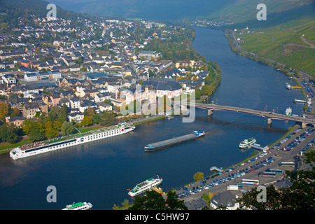 Blick von der Burg Landshut auf die Moselbruecke, Bernkastel-Kues, Mosel, Vue du château Landshut pont sur la Moselle Banque D'Images