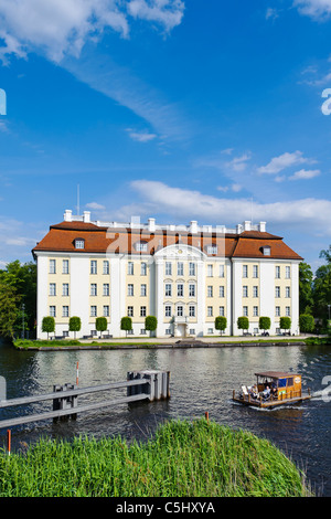 Raft sur la rivière Dahme en face de Schloss Koepenick Palace, Berlin, Germany, Europe Banque D'Images