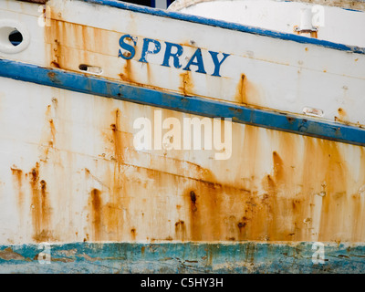 L'écaillage de la peinture sur un bateau de l'eau à Port San Luis, Californie Banque D'Images