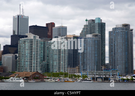 La riviera condos immeubles sur Queens Quay avec financial district skyline toronto ontario canada Banque D'Images