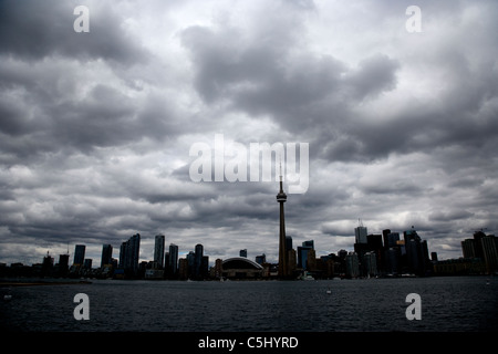 Silhouette partielle la ville de Toronto sur un jour nuageux ontario canada Banque D'Images