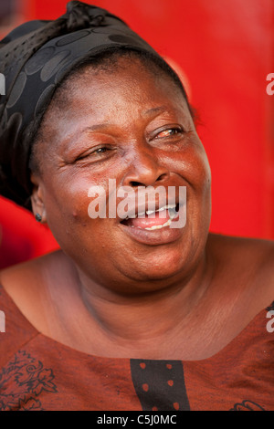 Portrait en gros plan d'une femme ghanéenne souriante portant un foulard à Accra, Ghana. Banque D'Images