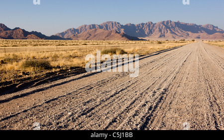 La C27 de gravier à l'extérieur de Sesriem, Namib-Naukluft national park. Banque D'Images