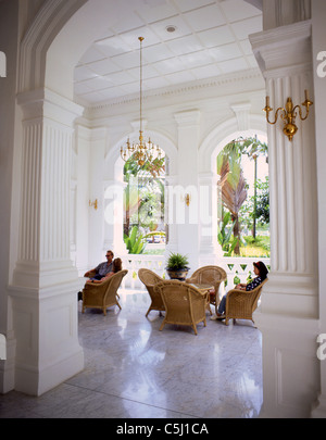 Terrasse avec jardin à l'hôtel Raffles, Beach Road, Civic District, Central Area, Singapour Banque D'Images