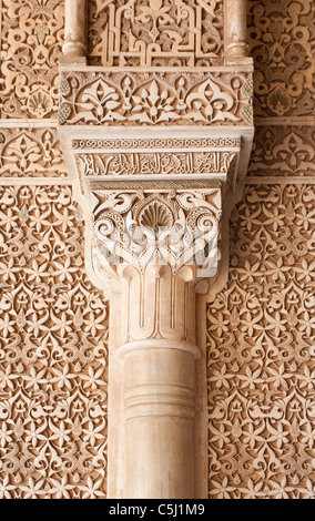 (Islamique) maure colonne dans les Palais Nasrides de l'Alhambra de Grenade, Espagne. Banque D'Images