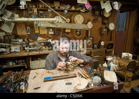 Sjobeck Puce, spécialiste de la réparation de l'horloge dans son magasin à South Royalton. Banque D'Images