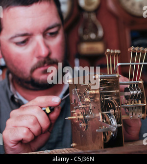 Sjobeck Puce, spécialiste de la réparation de l'horloge dans son magasin à South Royalton. Libéré. Banque D'Images