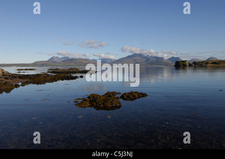 Les lointaines collines Coulin vu tôt le matin sur le Loch Eishort dans le sud de l'Ord de Skye, l'île de Skye, dans l'ouest de l'Ecosse, Banque D'Images