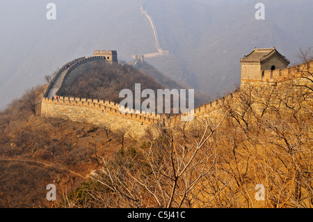 La Grande Muraille de Chine avec plusieurs tours de guet, visibles à Mutianyu autour de 85kms de Beijing, Chine. Banque D'Images