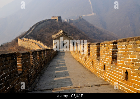 La Grande Muraille de Chine avec plusieurs tours de guet visible en fin d'après-midi, lumière d'or à Mutianyu autour de 85kms de Pékin, Banque D'Images