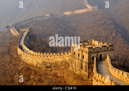 La Grande Muraille de Chine avec plusieurs tours de guet visible en fin d'après-midi, lumière d'or à Mutianyu autour de 85kms de Pékin, Banque D'Images