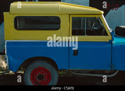 Meubles anciens peints à la main Land Rover, Port Stanley, Îles Falkland, l'Atlantique Sud Banque D'Images