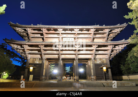 Porte de l'extérieur, Todaiji le plus grand bâtiment en bois du monde et site du patrimoine mondial de l'UNESCO à Nara, au Japon. Banque D'Images