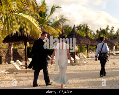 Balaclava Mauritius Les gens qui vont à un mariage sur la plage Banque D'Images