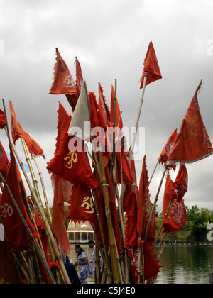 Grand Bassin Ile Maurice les drapeaux de prières avec le symbole Om Banque D'Images