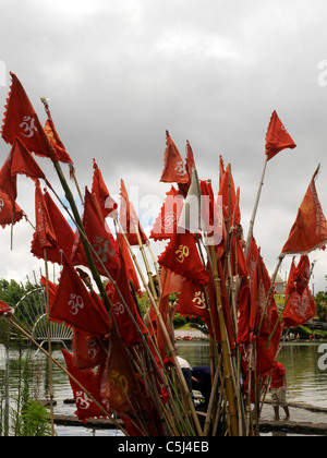 Grand Bassin Ile Maurice les drapeaux de prières avec le symbole Om Banque D'Images