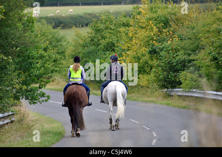 Deux cavaliers sur un chemin de campagne, Warwickshire, England, UK Banque D'Images