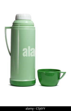 Thermos en plastique vert avec tasse sur fond blanc Banque D'Images