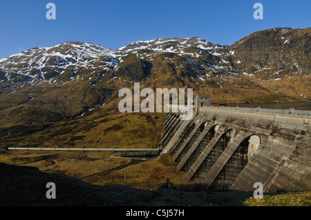 Ben Lawers barrage hydroélectrique près de Killin, Perthshire, Écosse, avec un fond de neige-striées hills. Banque D'Images