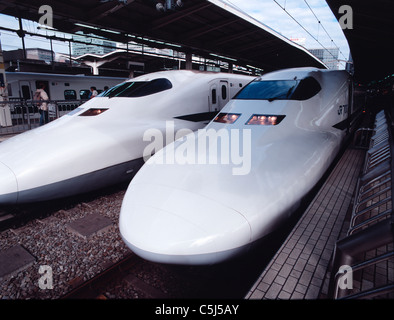 Bullet trains modernes-debout dans la gare de Kyoto, Japon Banque D'Images