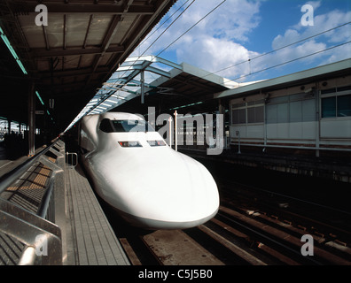 Bullet trains modernes-debout dans la gare de Kyoto, Japon Banque D'Images