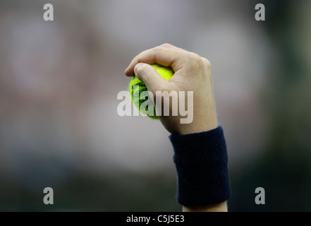 Main d'un ballboy tenant une balle sur le tournoi de Wimbledon Banque D'Images