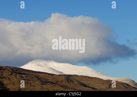 Big White nuage plane sur le sommet de Beinn Glas dans la gamme Ben Lawers près de Killin, Perthshire, Écosse Banque D'Images