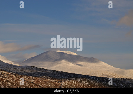 Beinn couverte de neige en verre bleu gris lumière sous un ciel d'hiver avec le sommet ensoleillé de Ben Lawers juste montrer, près de Banque D'Images