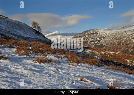 Beinn couverte de neige en verre bleu gris lumière sous un ciel d'hiver avec le sommet ensoleillé de Ben Lawers juste montrer, près de Banque D'Images