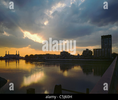 Tamise avec Battersea Power Station et Chelsea embankment sous un ciel du soir ; London, England Banque D'Images