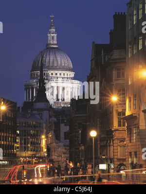 Symbole de Londres, la Cathédrale St Paul vu la nuit de Fleet Street. Banque D'Images
