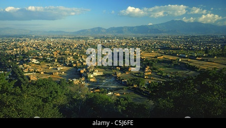 La ville de Katmandou en lumière du soir, vu de Swayambunath Hill, Katmandou, Népal Banque D'Images