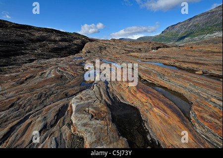 Des formations de roche sculpté de glace sous le glacier Svartisen, Svartisdalen, la Norvège. Banque D'Images