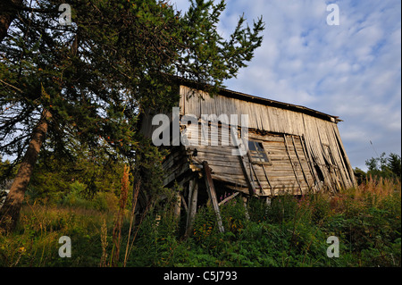 Chalet en bois à Botn abandonnés près de Ostervik, au nord-ouest de la Norvège. Banque D'Images