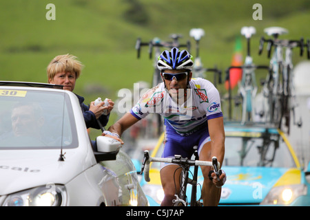 Rider recevoir des soins médicaux après un crash en ordre décroissant la Hourquette d'Ancizan 12 de la 98e étape du Tour de France en 2011 Banque D'Images