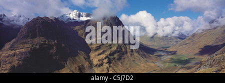 Stob couvertes de Coire nan Lochan s'élève au-dessus d'autres collines Glencoe sur un jour de printemps, Misty, Glencoe, les Highlands écossais, au Royaume-Uni. Banque D'Images
