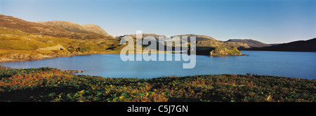 Loch Assynt dans lumière du soir avec les ruines d'Ardvreck Castle et la lointaine Conival sommet du Ben More Assynt, Écossais Banque D'Images