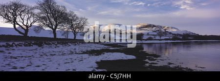 L'hiver sur les rives du Loch flotte sous le Cambusavie Hills, East Sutherland, les Highlands écossais, au Royaume-Uni. Banque D'Images