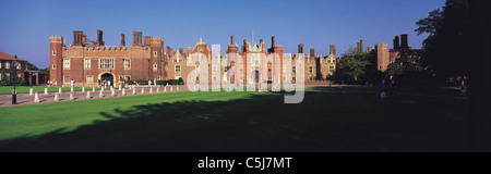 La façade et l'entrée principale de Hampton Court Palace, à l'ouest de Londres, Royaume-Uni. Banque D'Images