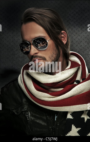 Handsome man wearing sunglasses Banque D'Images